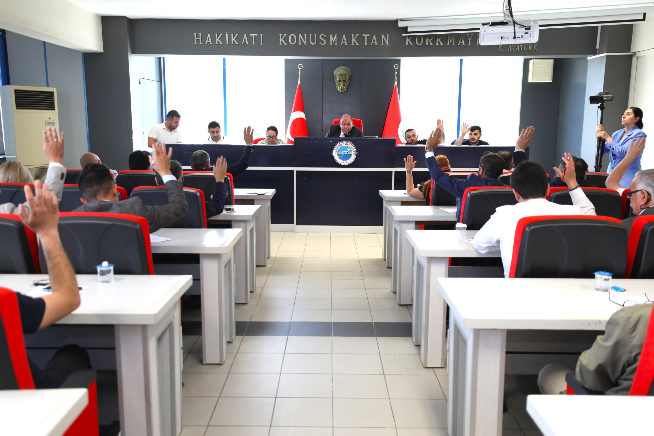 Menderes'te Başkan Vekili Kim Olacak? CHP'nin 18 Sandalyelik Gücü Dikkat Çekiyor