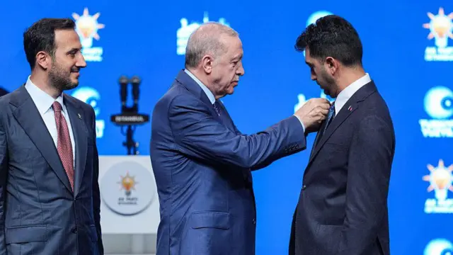 AK Parti'ye Geçen Eren Ali Bingöl'den Dikkat Çeken Çağrı: "Karşı Mahalleden Geliyorum, Bana Sahip Çıkın"