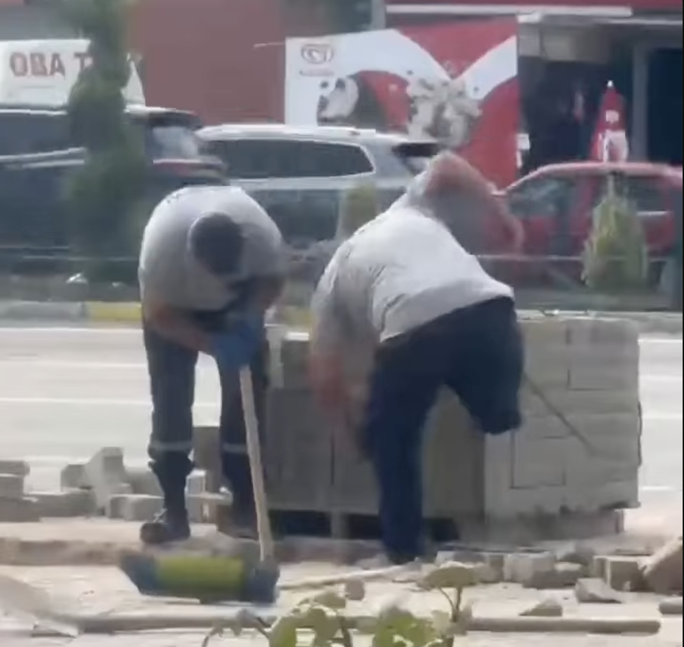 Balışeyh’te Yürek Burkan Görüntü: Tek Bacağıyla Parke Döşeyen İşçi Sosyal Medyayı İkiye Böldü